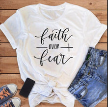 Lade das Bild in den Galerie-Viewer, Faith Over Fear T-Shirt
